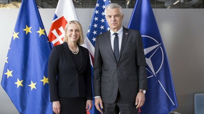 Золотая почетная медаль для уходящего посла США