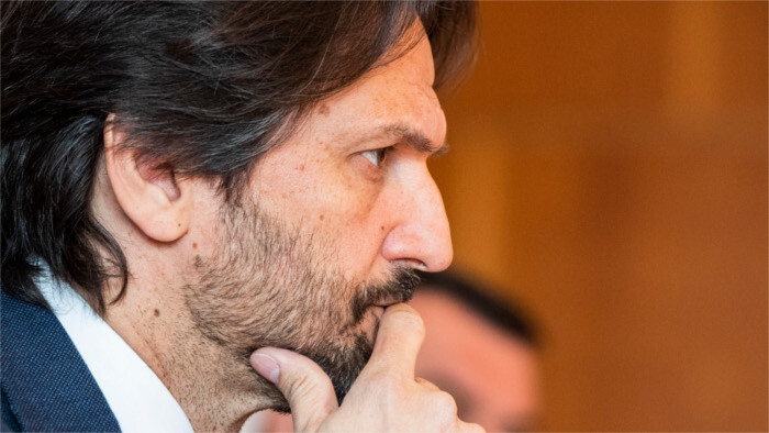 Ex-Innenminister wegen Bestechung angeklagt