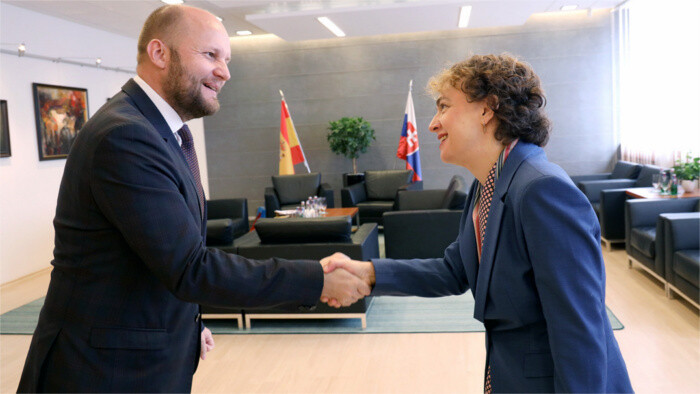 El ministro de Defensa, Jaroslav Naď, recibió a la embajadora de España, Lorea Arribalzaga Ceballos