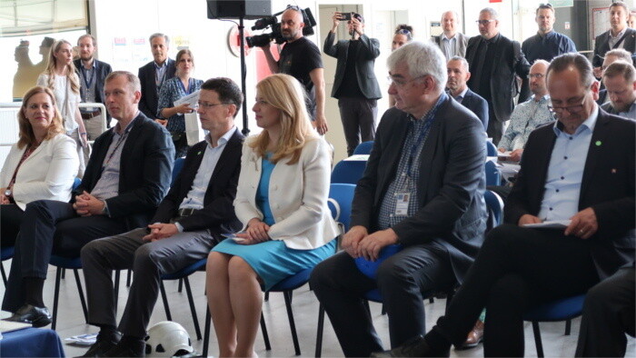 La presidenta invita a Eslovaquia a la presidenta del CERN