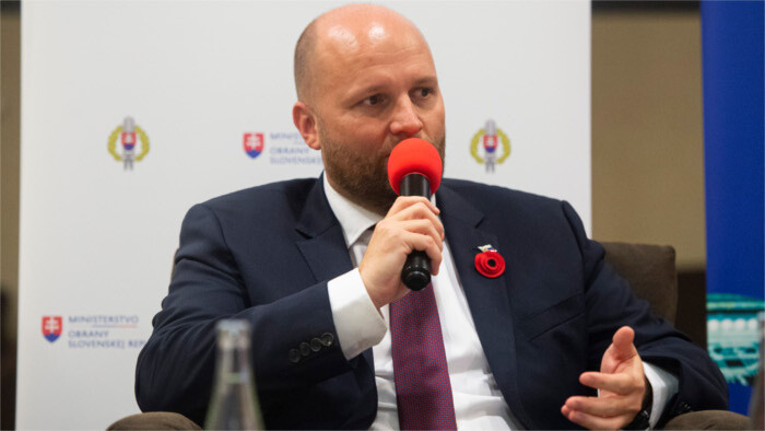 Глава Минобороны СР о поддержке Украины