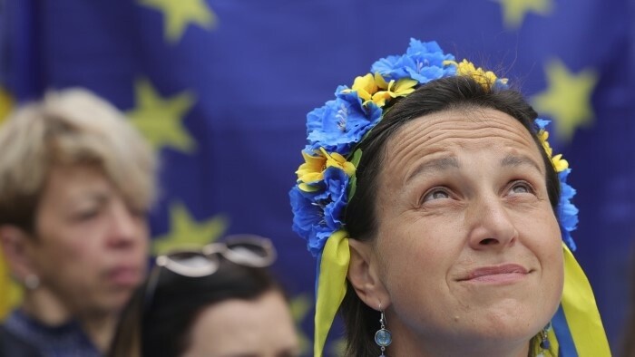 Ukraine and Moldova are granted EU candidate status