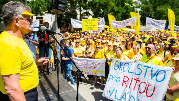 Refus par les syndicats des travailleurs de l'enseignement de l'indemnité unique comme augmentation de salaire