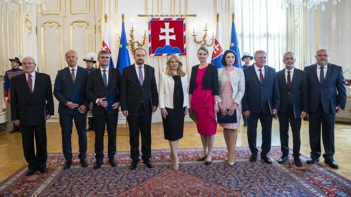 President hands over credentials to new ambassadors 