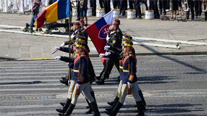 Soldados eslovacos marchan en el desfile militar en París