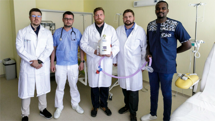 Un ventilateur pulmonaire de fabrication slovaque aide en Afrique