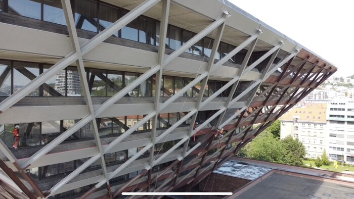 Horolezci už mesiac natierajú konštrukciu pyramídy