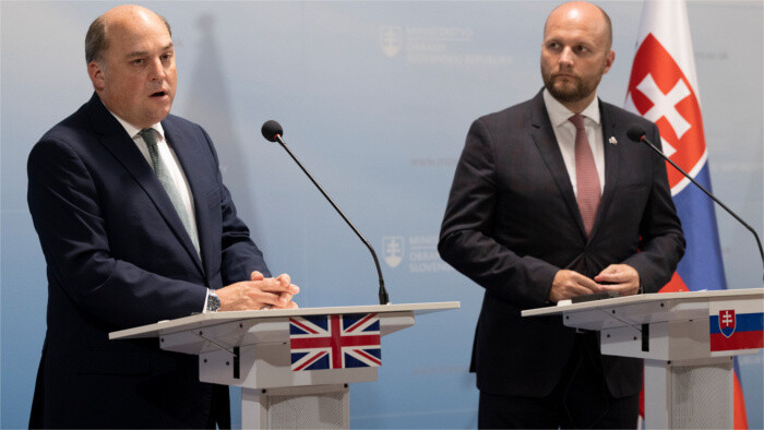 Ministros de Defensa de Eslovaquia y Reino Unido se reunieron el lunes en Bratislava 