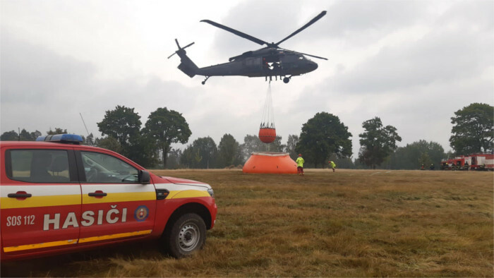 Bomberos eslovacos ya colaboran en la lucha contra el incendio en Chequia