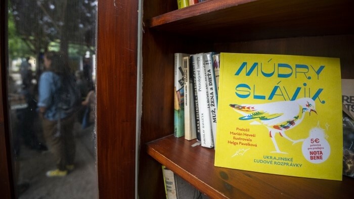 Buch ukrainischer Volksmärchen im Straßenverkauf 