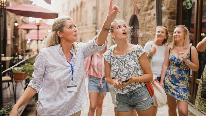 Vo väčších mestách ubúda turistických sprievodcov