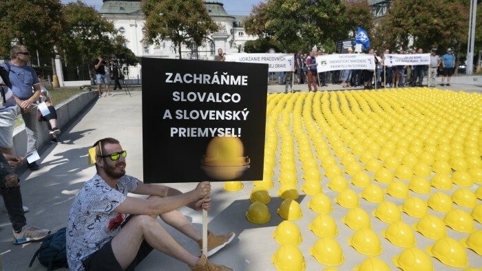Los empleados de Slovalco protestaron contra el cierre de su fábrica