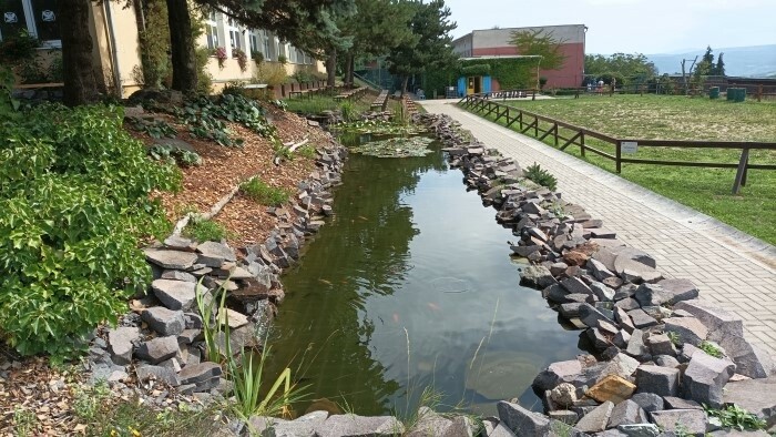 Schule in Štiavnické Bane erweitert ihr System der Regengärten 