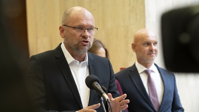 Economy minister resigns, signals readiness to discuss economic crisis