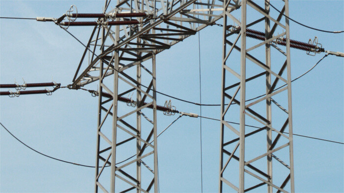 El ministro de Economía considera nacionalización de la electricidad como último recurso