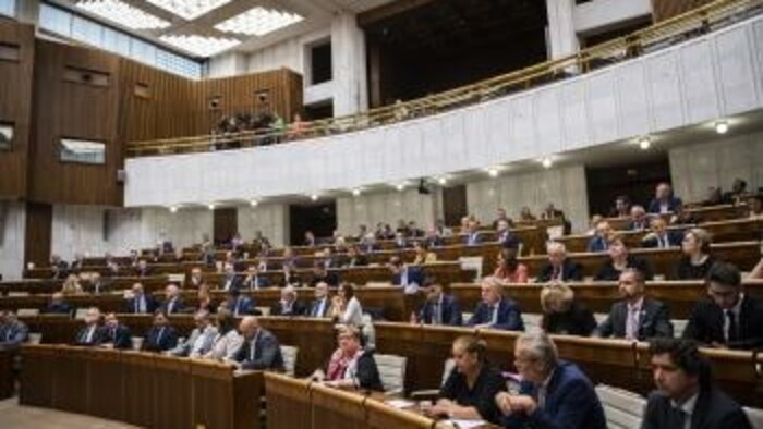 Parlament: Dva vládne návrhy