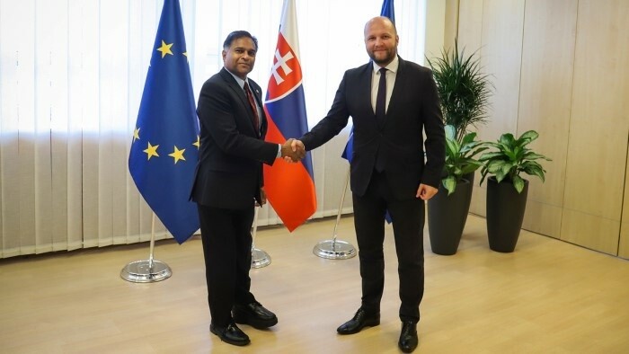 Defence Minister Nad meets new US Ambassador to Slovakia