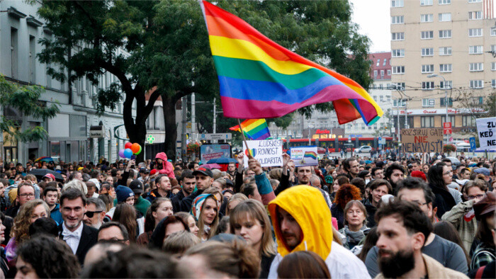 Una multitud se manifiesta en Bratislava en apoyo del colectivo LGBTIQ+