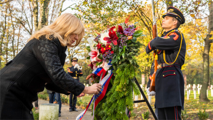 Čaputová y Heger rinden homenaje a los soldados caídos 