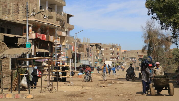 Luxor, ulica pre domacich.jpg