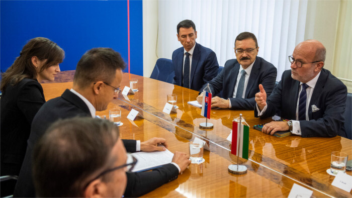 Canciller húngaro cumplimenta visita de trabajo a Eslovaquia