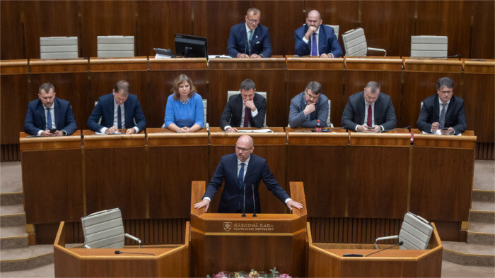 Parlamento sigue debatiendo la moción de censura a Eduard Heger presentada por SaS