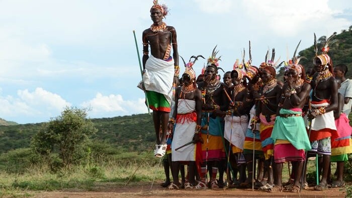 Morani - mladí Samburu muži - tradičný skákavý tanec.jpg