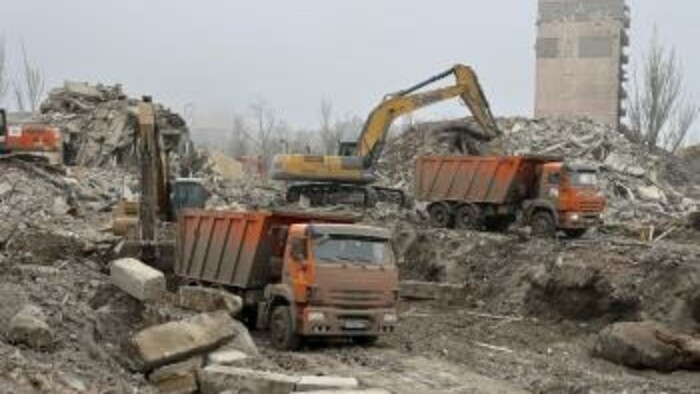 Rusi demolujú divadlo v Mariupole