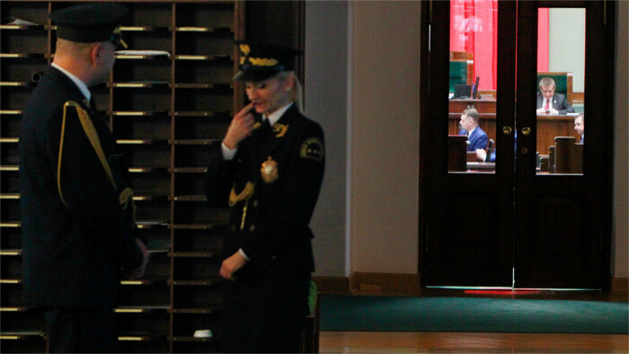 Una guardia parlamentaria velará por el buen comportamiento de los diputados