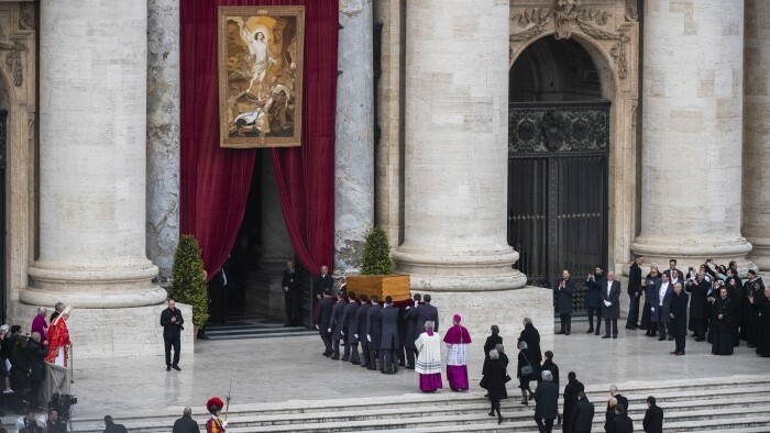 Ministerpräsident Heger bei Trauerfeier für Benedikt XVI.