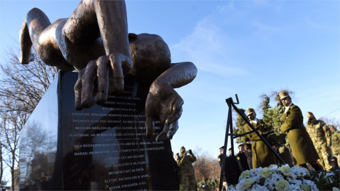 Los soldados eslovacos rinden homenaje a sus compañeros fallecidos en el accidente del AN-24