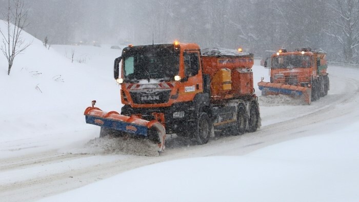 Schneestürme: Massive Verkehrsbehinderungen und Stromausfälle