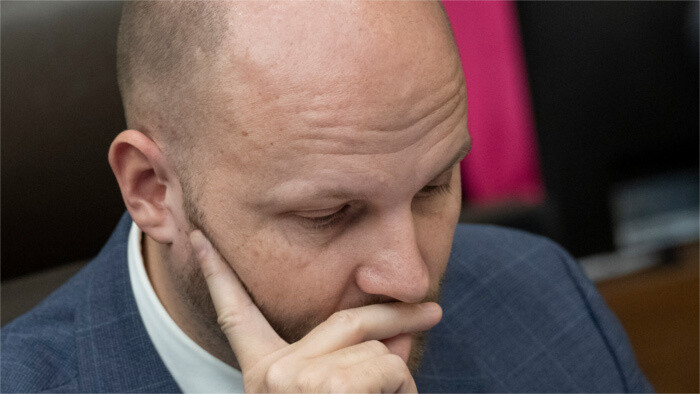 Suspicion de pot-de-vin contre l’ancien ministre de la Défense