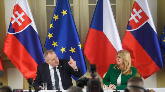 Le Président sortant tchèque M. Zeman en Slovaquie
