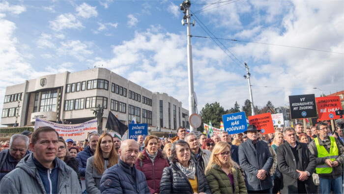 Las administraciones locales protestan hoy delante del Parlamento 