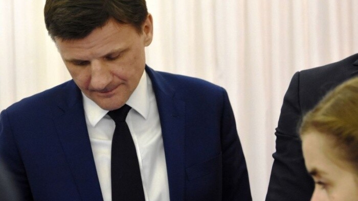 Splitting and merging of small parties continues