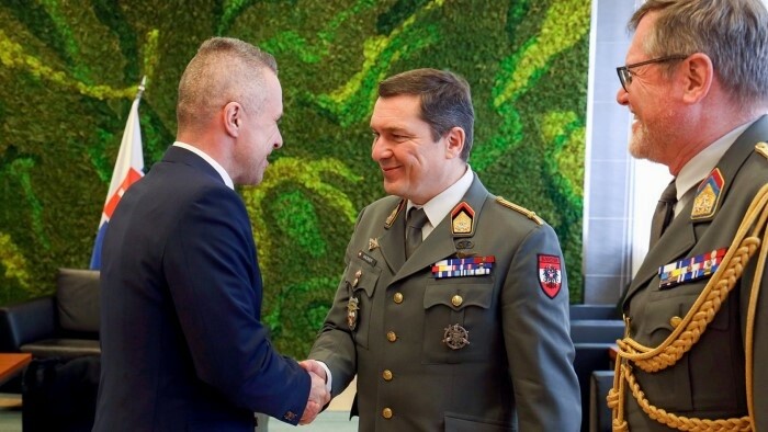 Staatssekretär Majer trifft österreichischen Militärattaché 