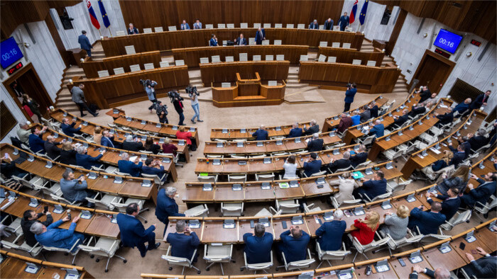 La apertura de sesión extraordinaria del Parlamento vuelve a fracasar