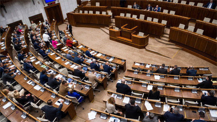 Reunión extraordinaria del Parlamento sobre elecciones anticipadas y Mig-29