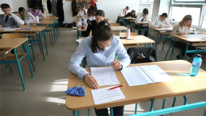 В Словакии в средних школах начались выпускные экзамены        
