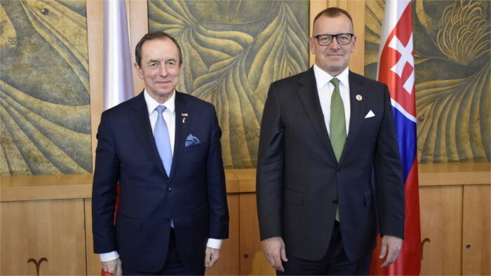 Kollár se reúne con homólogo polaco para tratar la importación de grano de Ucrania