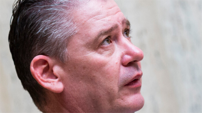 Le ministre de l’Intérieur par intérim se défend