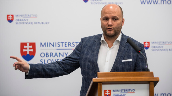 El ministro de Defensa de Eslovaquia partió rumbo a Brasil en visita de trabajo