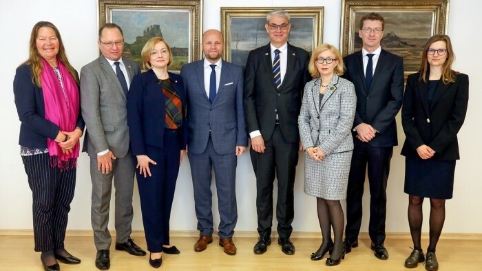 Министр обороны Я. Надь поздравил финского посла П. Туоминена с вступлением его страны в НАТО