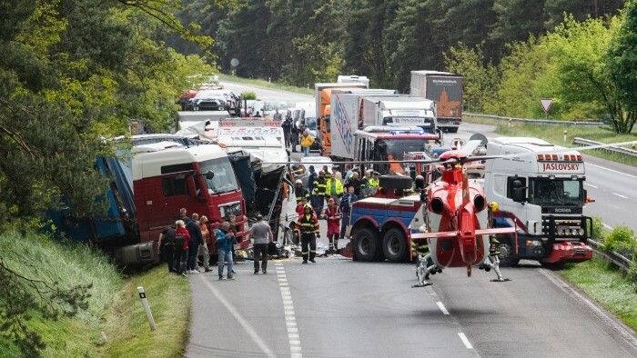 Nehoda kamióna a autobusu na diaľnici D2