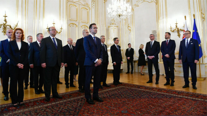 El nuevo Gobierno de expertos empieza su andadura