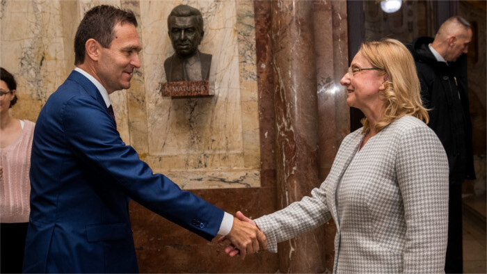 La ministra de Cultura quiere reforzar la posición cultural del país 