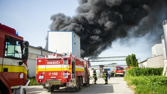 Pri požiari v bytovke treba počúvať pokyny hasičov