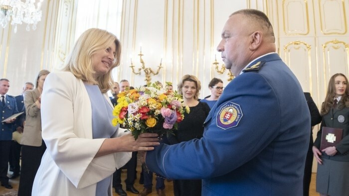 Президент Чапутова вручила награды «Золотой крест за спасение»