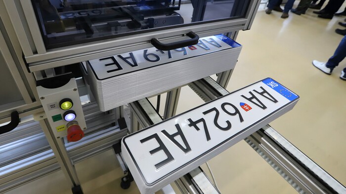 Nové tabuľky s evidenčným číslom majú problém